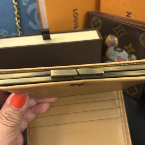 Vintage Burberry’s Kiss Lock Compact Wallet - Picture 4 of 7